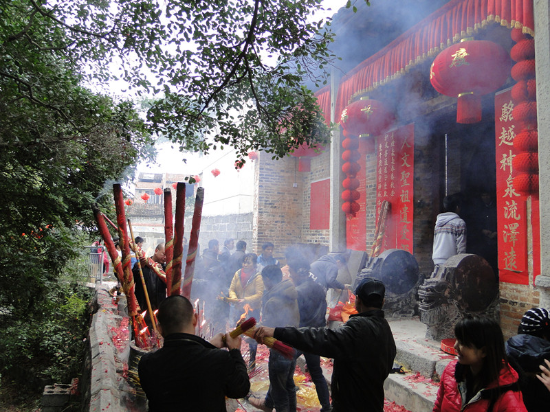 武鸣县罗波庙祭祖上香场面_副本.jpg